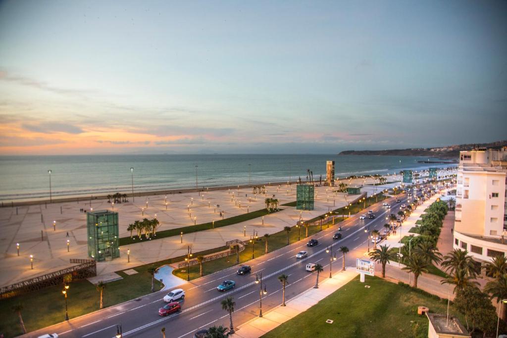 Le Rio Appart-Hotel City Center في طنجة: شارع المدينة مزدحم وبه الكثير من حركة المرور