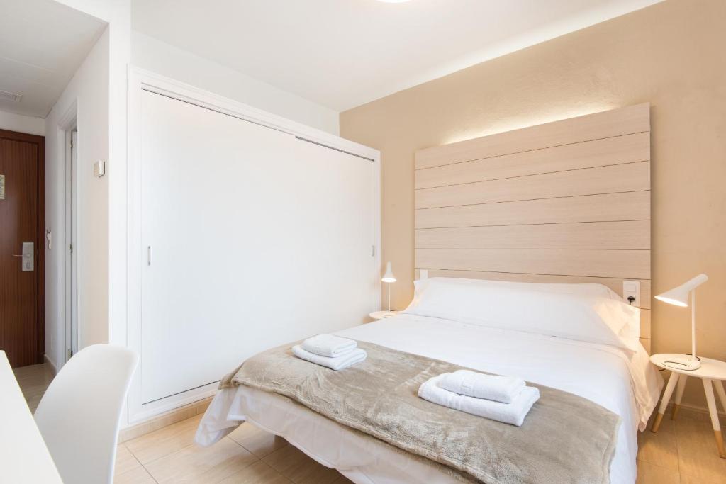 Postel nebo postele na pokoji v ubytování Hostal Jume - Urban Rooms