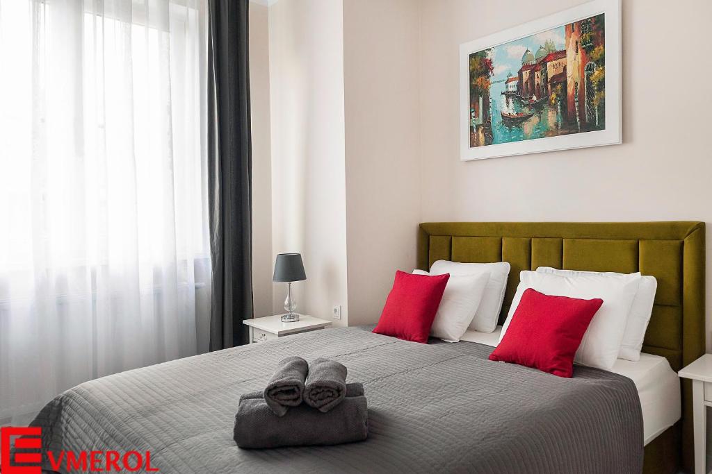 um quarto com uma cama com dois pares de sapatos em Evmerol Apartment (Hallera) em Breslávia