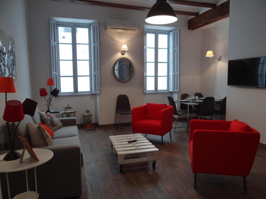 - un salon avec un canapé et des fauteuils rouges dans l'établissement Valencia what else..., à Valence