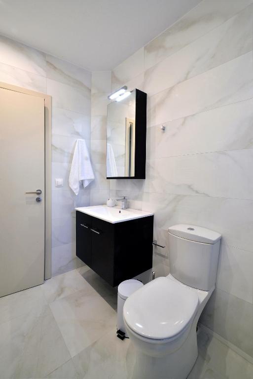 A bathroom at Villa Despina in Kisamos