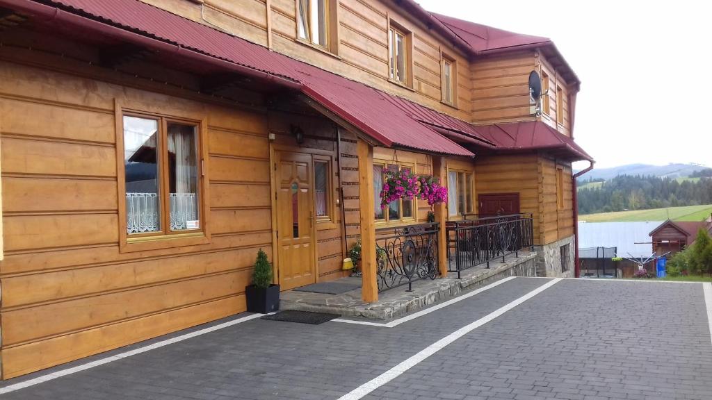 ブコビナ・タトシャンスカにあるPokoje u Gronickiのポーチとバルコニー付きの木造家屋