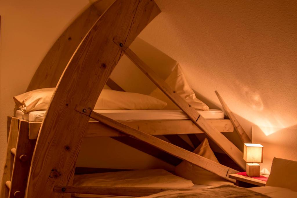 Postel nebo postele na pokoji v ubytování Hotel & Restaurant Grüner Baum - Die Grüne Oase Am Feldberg