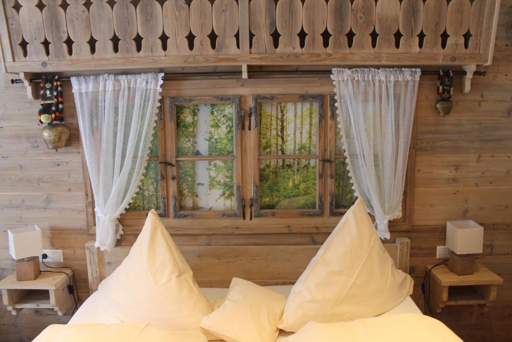 Postel nebo postele na pokoji v ubytování Hotel & Restaurant Grüner Baum - Die Grüne Oase Am Feldberg