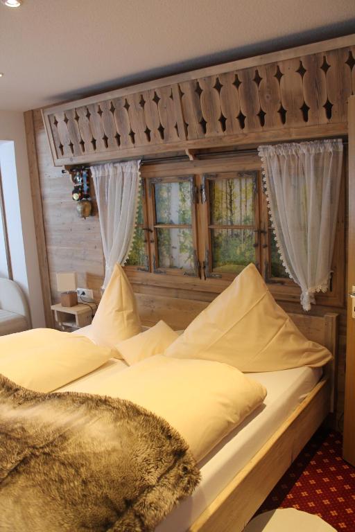 Postel nebo postele na pokoji v ubytování Hotel & Restaurant Grüner Baum - Die Grüne Oase Am Feldberg