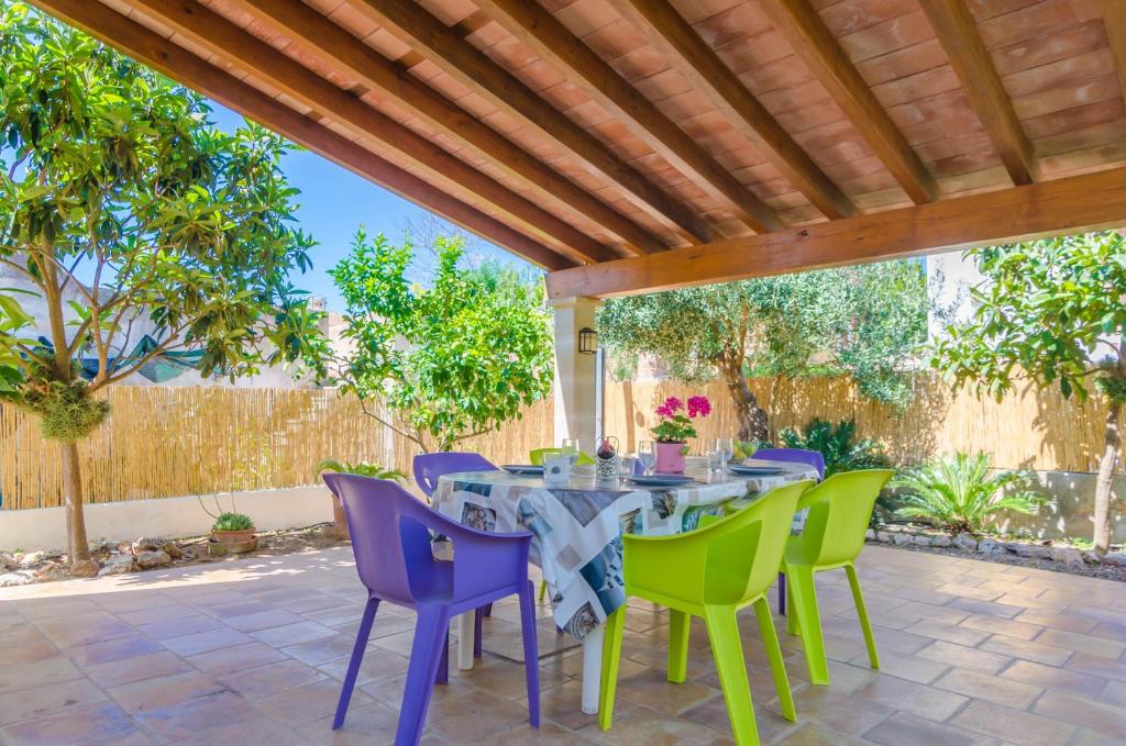 une terrasse avec une table et des chaises sous une pergola en bois dans l'établissement Casa Delfin, à Sa Ràpita
