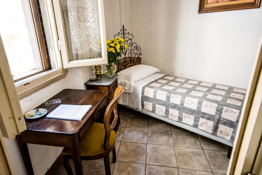 Łóżko lub łóżka w pokoju w obiekcie Hotel Il Bargellino