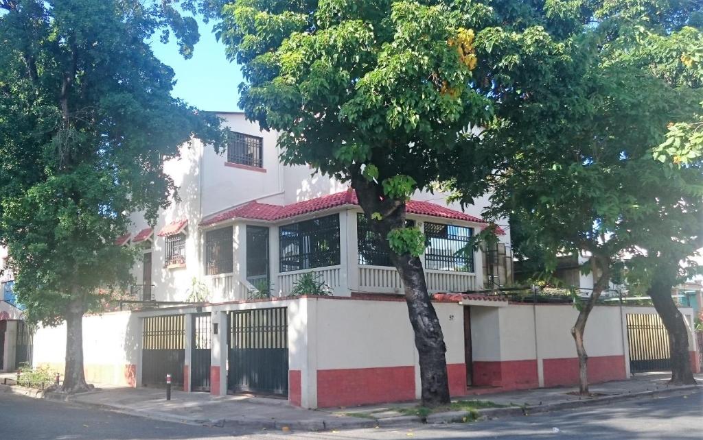 Maison blanche et rouge avec balcon dans l'établissement Villa Gascue Guest Apartments, à Saint-Domingue