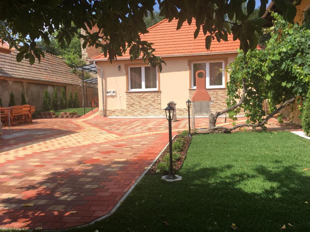 Vonkajšia záhrada v ubytovaní Harmónia Belvárosi Apartmanok