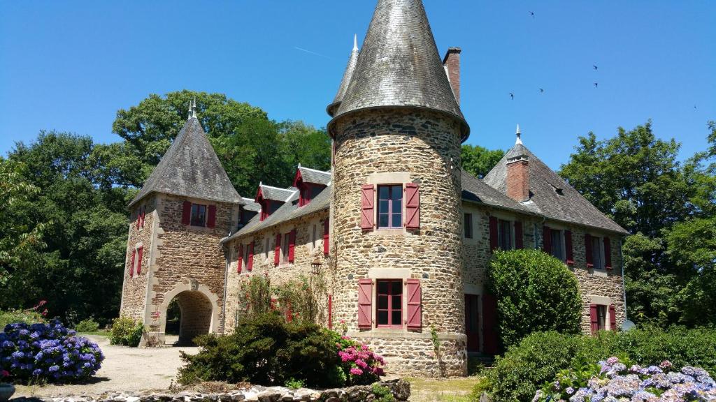 une ancienne maison en pierre avec une tourelle dans l'établissement Chateau de Bellefond, à Lagraulière