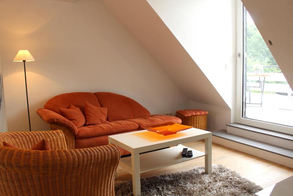 ein Wohnzimmer mit einem Sofa und einem Tisch in der Unterkunft Ferienwohnung Niederrhein in Rheurdt