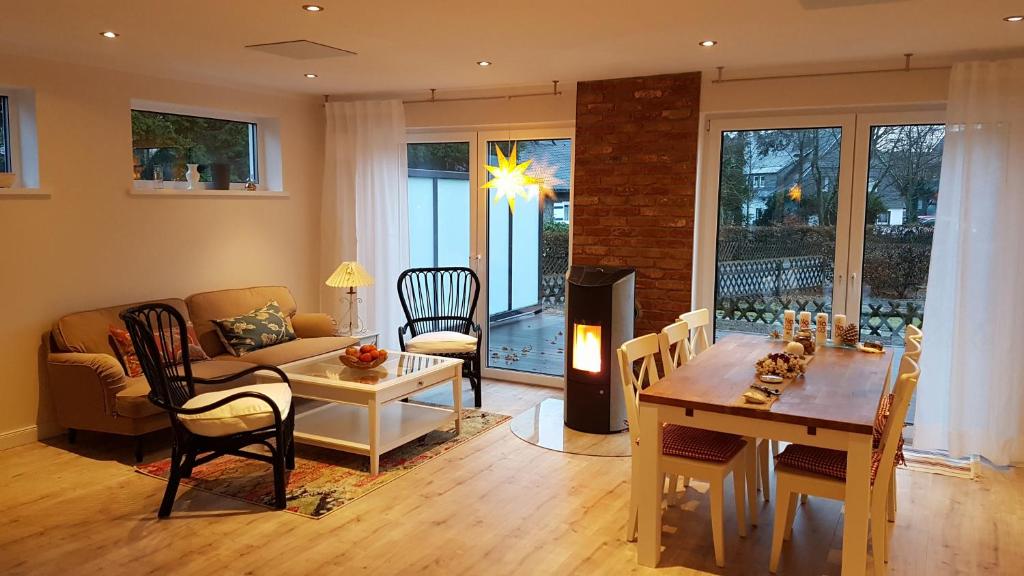 uma sala de estar com uma mesa e um sofá em Ferienhaus Bergidylle em Winterberg