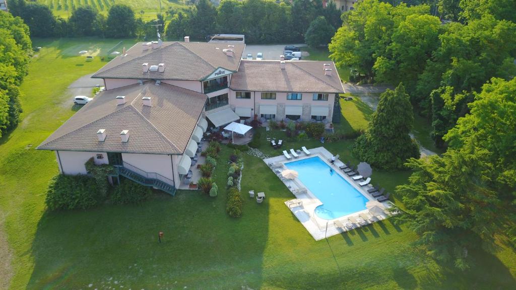 an aerial view of a large house with a swimming pool at Hotel Al Ponte in Gradisca dʼIsonzo