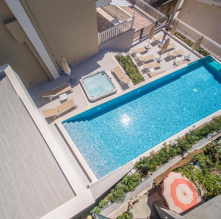 Der Swimmingpool an oder in der Nähe von Villa Mandalinic