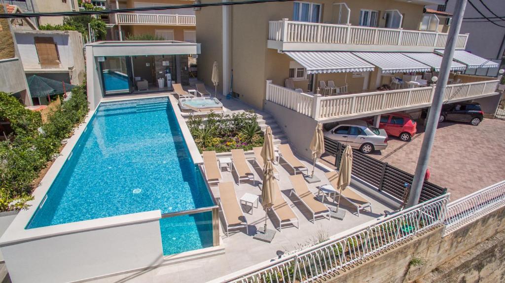 Der Swimmingpool an oder in der Nähe von Villa Mandalinic