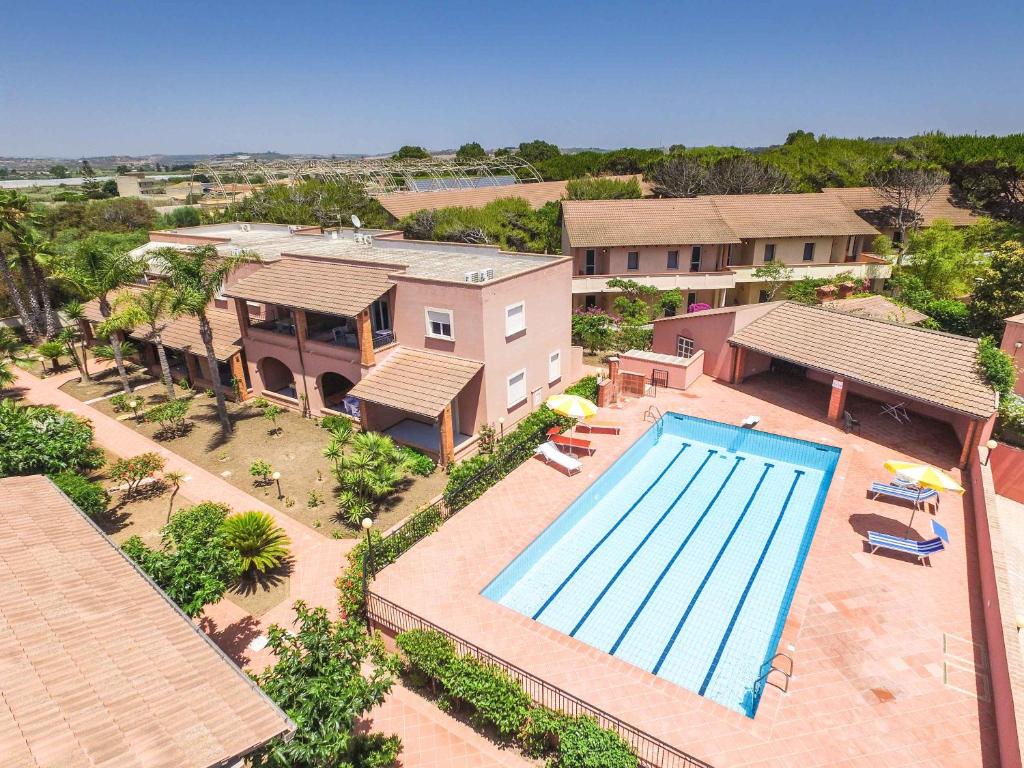 an aerial view of a house with a swimming pool at Residence del Mare CaseSicule in Santa Maria del Focallo