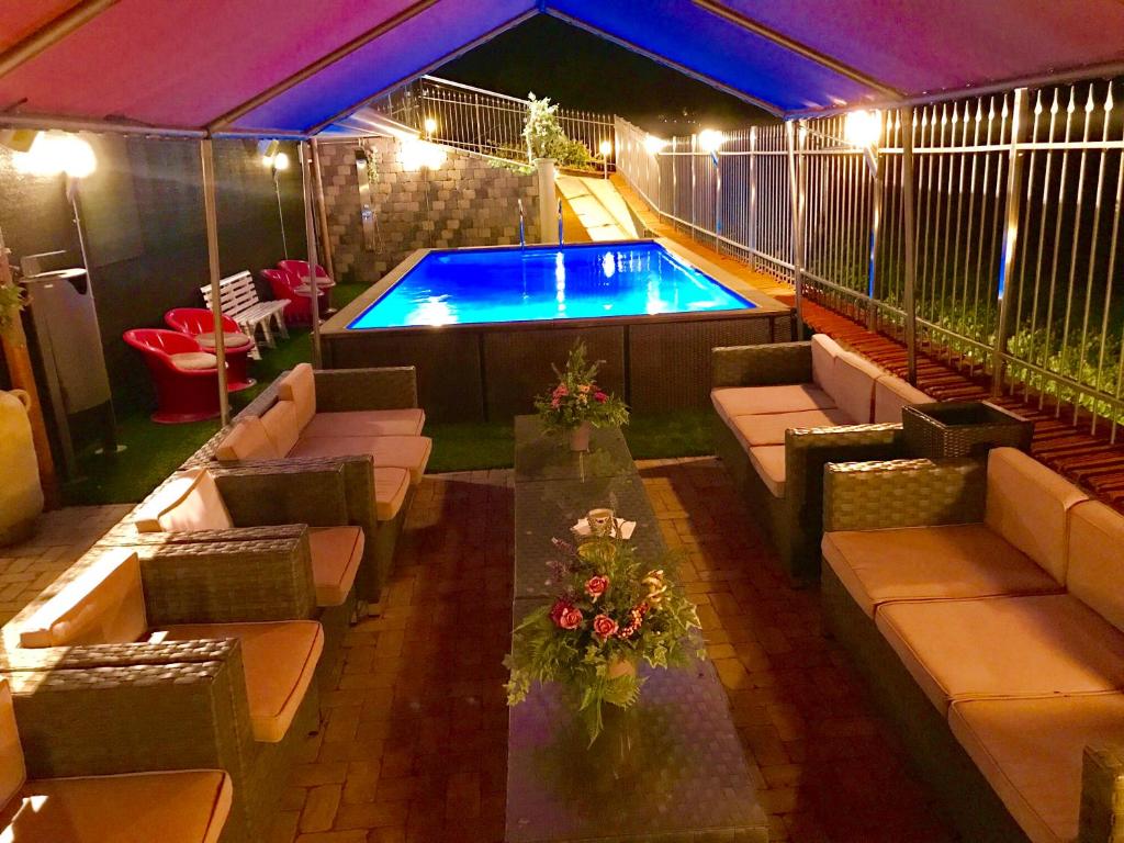 Bazén v ubytování Wellness Suite Na' Canuna' nebo v jeho okolí