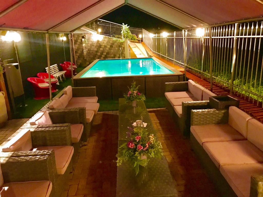 Bazén v ubytování Wellness Suite Na' Canuna' nebo v jeho okolí