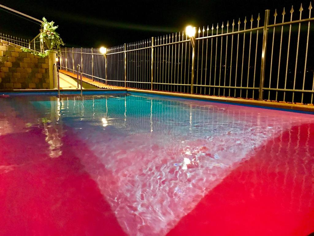 Bazén v ubytování Wellness Suite Na' Canuna' nebo v jeho okolí