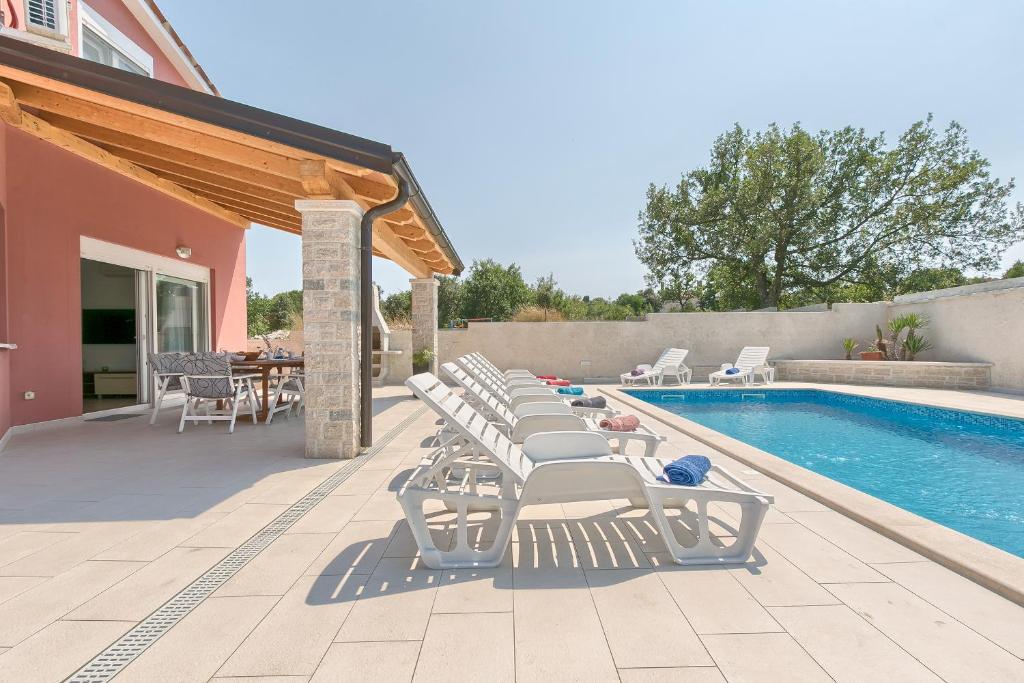 Bazén v ubytování Holiday Home Nikol nebo v jeho okolí