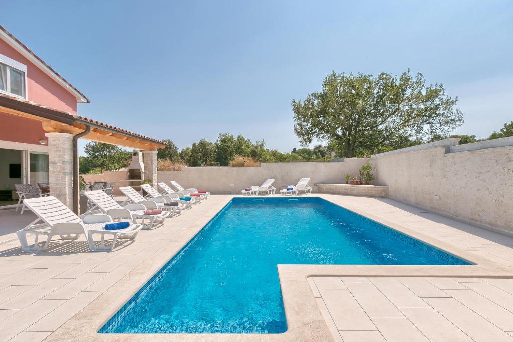 Bazén v ubytování Holiday Home Nikol nebo v jeho okolí
