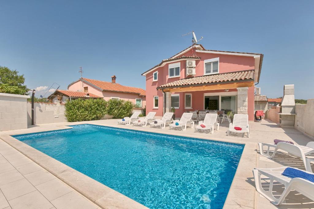 Bazén v ubytování Holiday Home Nikol nebo v jeho okolí