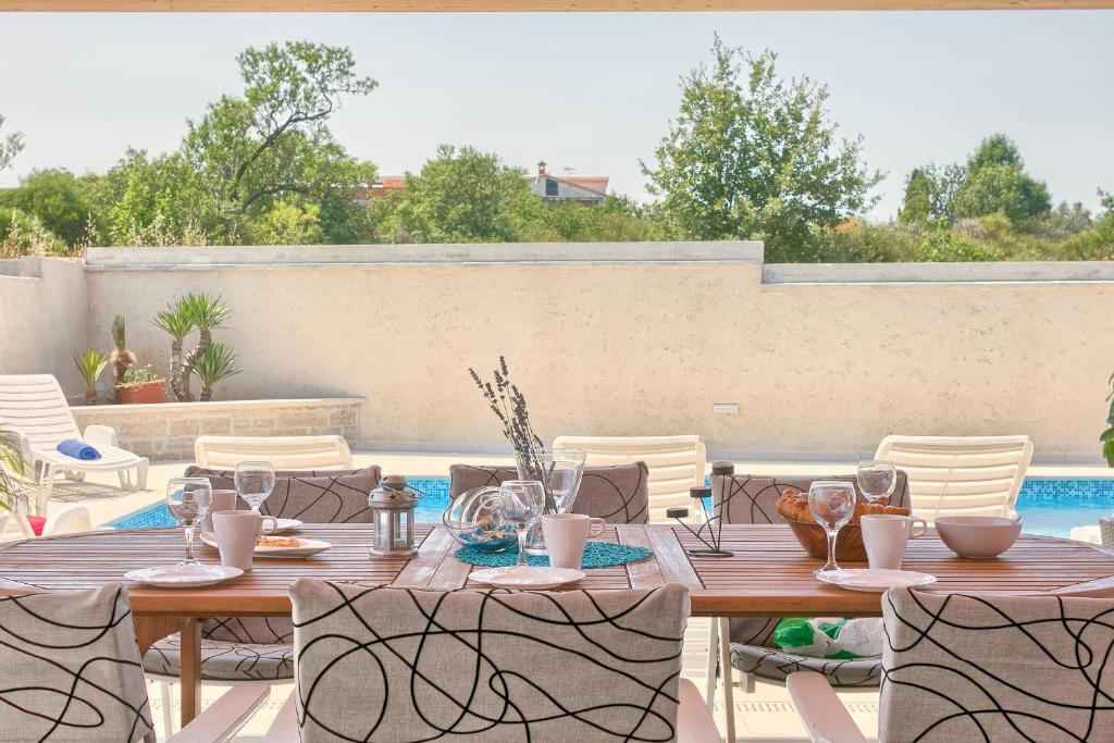 Bazén v ubytování Holiday Home Nikol nebo v jeho okolí