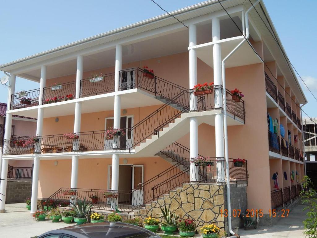 - un immeuble avec balcon et fleurs dans l'établissement Guest House Emiliya, à Yakornaya Shchel'