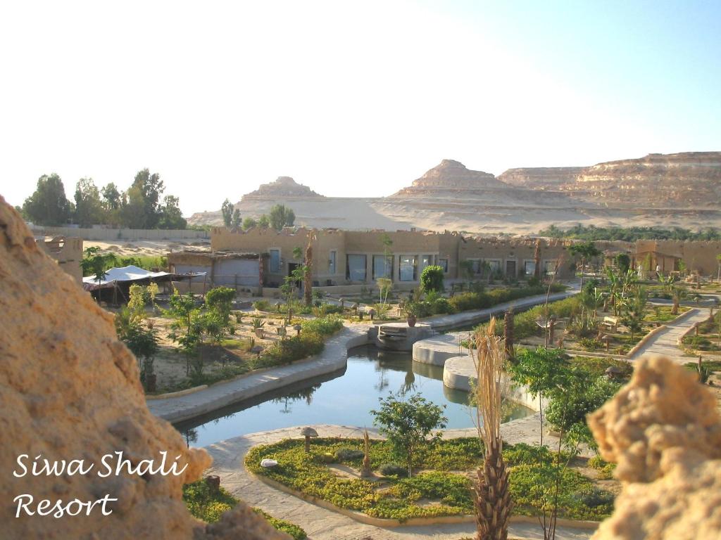 - une vue sur une rivière au milieu d'un désert dans l'établissement Siwa Shali Resort, à Siwa