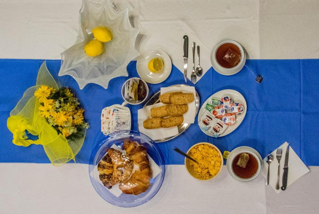 una mesa cubierta con platos de comida en una mesa en B&B Ca'neva, en Cividale del Friuli