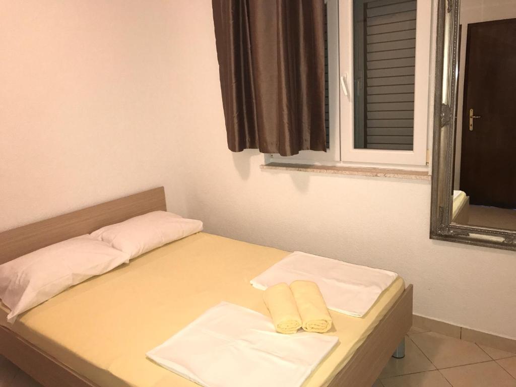 Postel nebo postele na pokoji v ubytování Apartmani Dora
