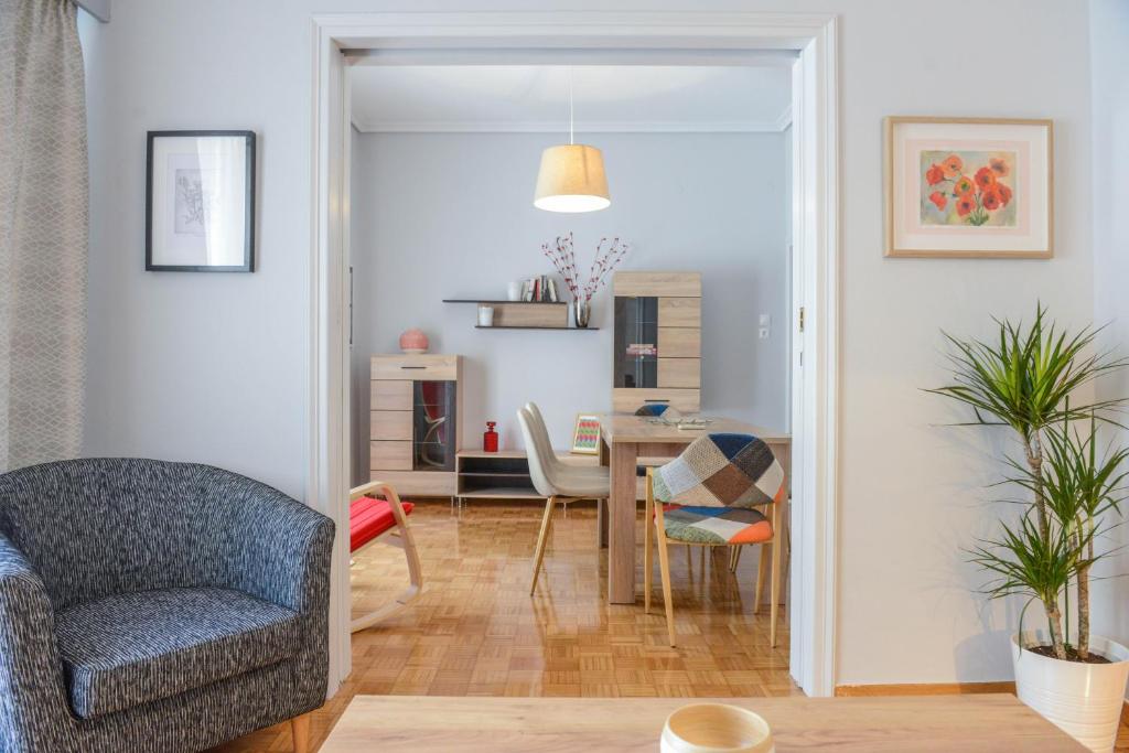 ein Wohnzimmer mit einem Stuhl und einem Tisch in der Unterkunft City apartment 17 in Athen