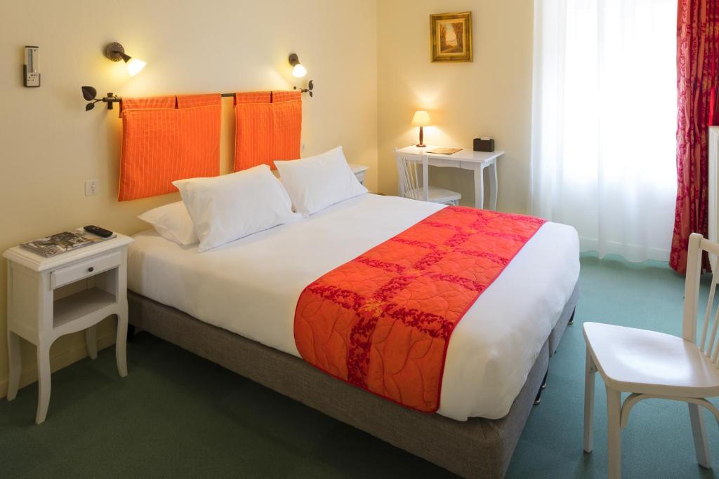 Postel nebo postele na pokoji v ubytování Logis Hôtel Restaurant Les Cèdres