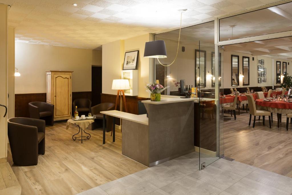 Posezení v ubytování Logis Hôtel Restaurant Les Cèdres
