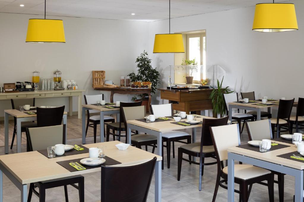 Restaurace v ubytování Logis Hôtel Restaurant Les Cèdres