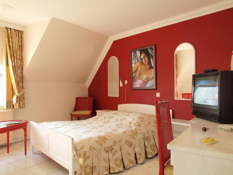 TV a/nebo společenská místnost v ubytování Charme - Hotel Lindenhof