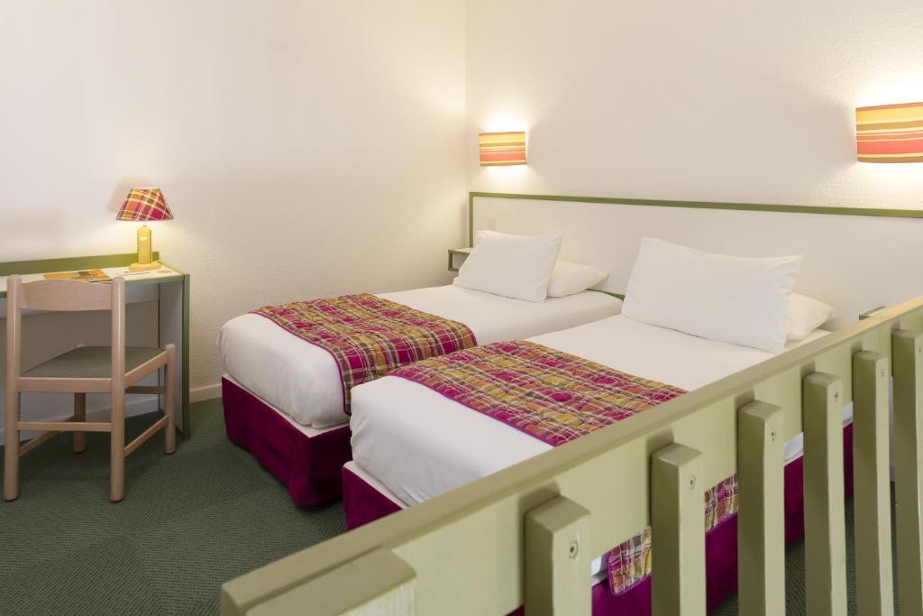 Postel nebo postele na pokoji v ubytování Logis Hôtel Restaurant Les Cèdres