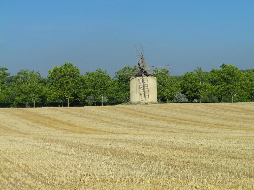 La Motte-dʼAiguesにあるLa mordoréeの遠方の風車のある大畑