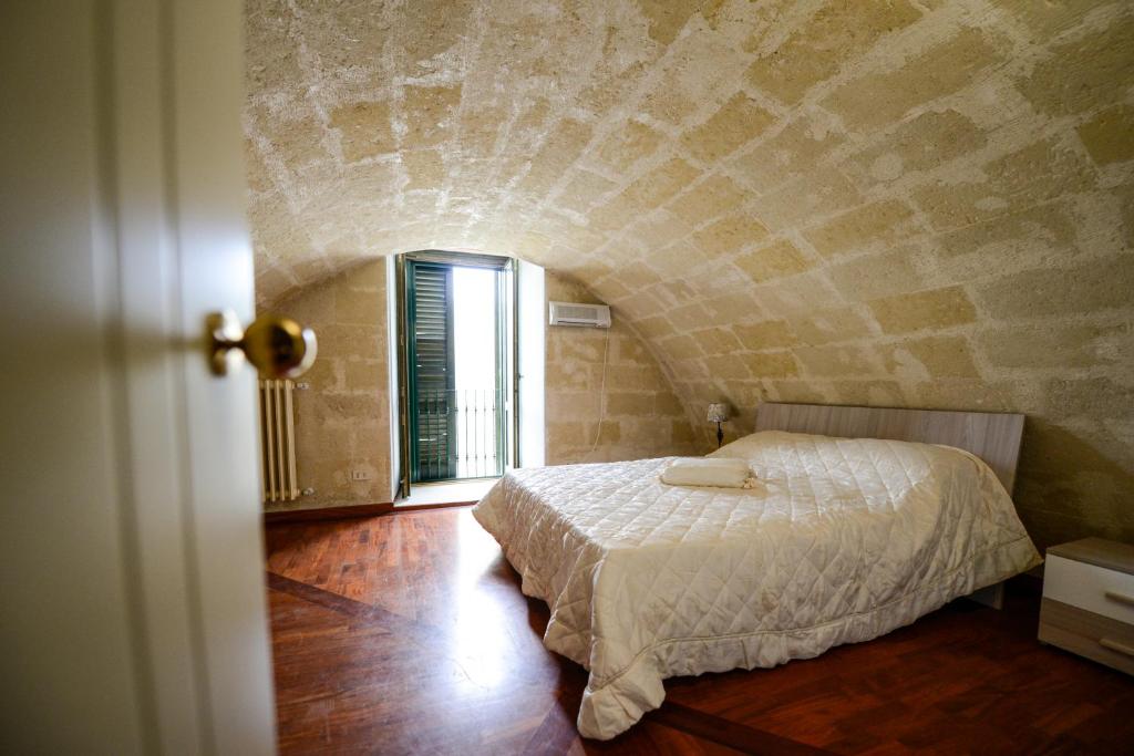 a bedroom with a bed in a stone wall at Casa Vacanze Il Belvedere Sui Sassi in Matera