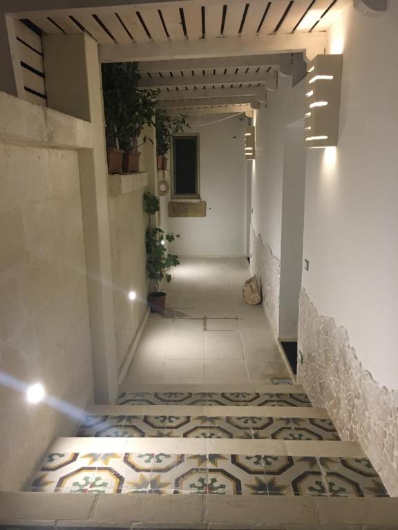 corridoio con pavimento piastrellato e soffitto con luci di Borgo Sofia Bed and Breakfast a Mesagne
