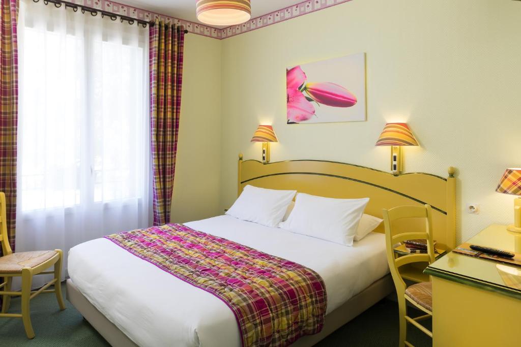 Postel nebo postele na pokoji v ubytování Logis Hôtel Restaurant Les Cèdres