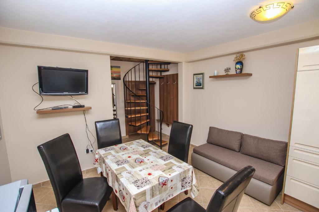 TV a/nebo společenská místnost v ubytování Apartman Ajhner