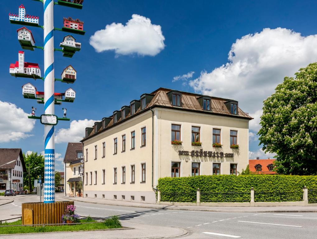 ein Gebäude an der Ecke einer Straße in der Unterkunft Hotel Grünwald in München