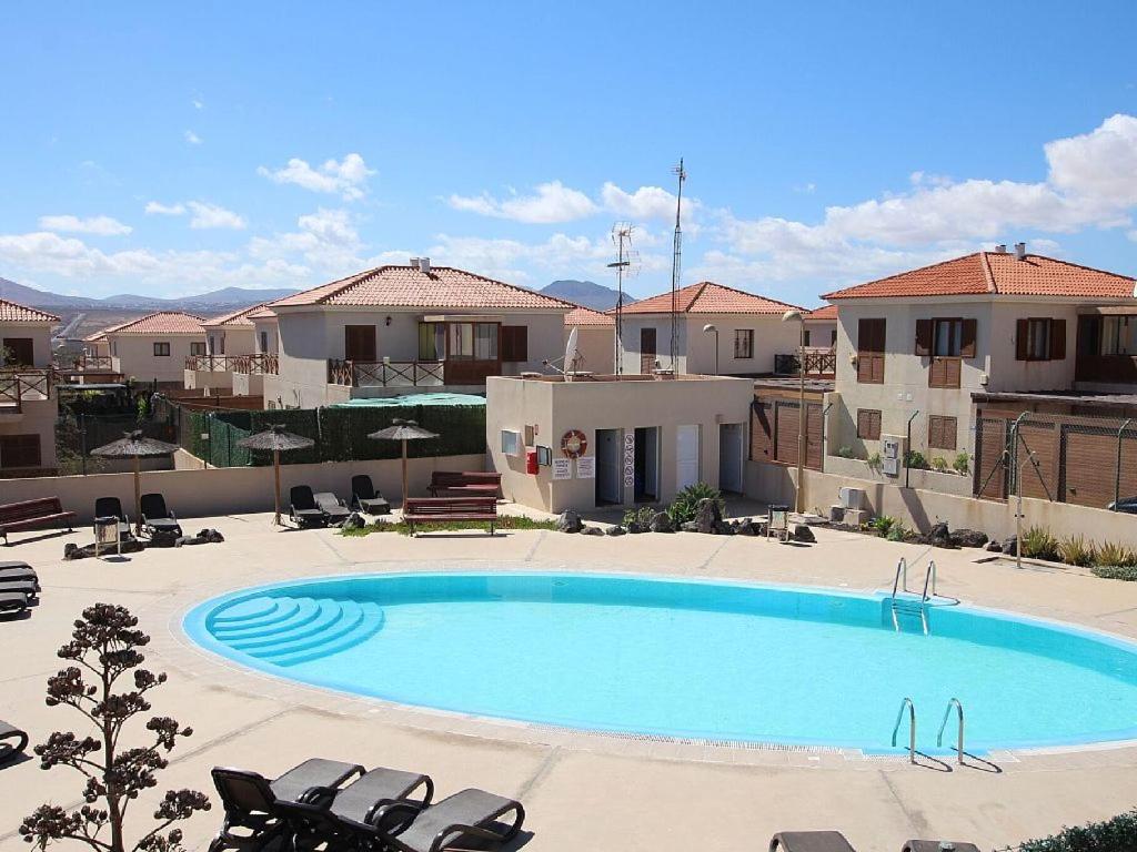 een zwembad in het midden van een huis bij Casa Vacanze Tiffany in Corralejo