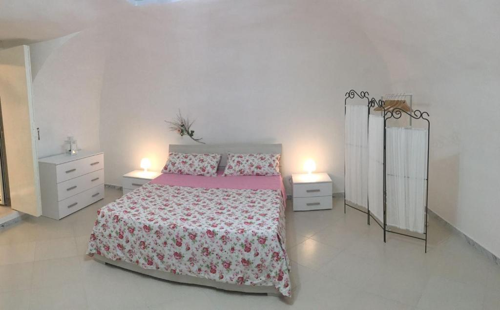 ナポリにあるIl cuore di Napoliの白いベッドルーム(ベッド1台、ナイトスタンド2台付)