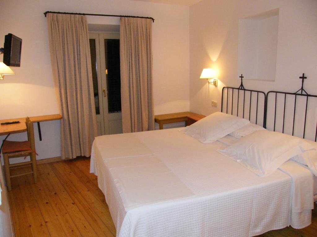 Postel nebo postele na pokoji v ubytování Hotel de La Font Peralada