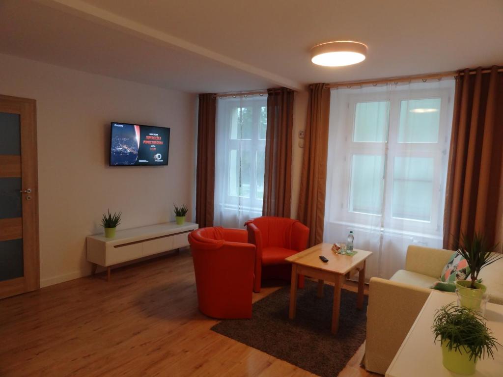 un soggiorno con 2 sedie e un tavolo di Apartament Kopernika 47 a Toruń