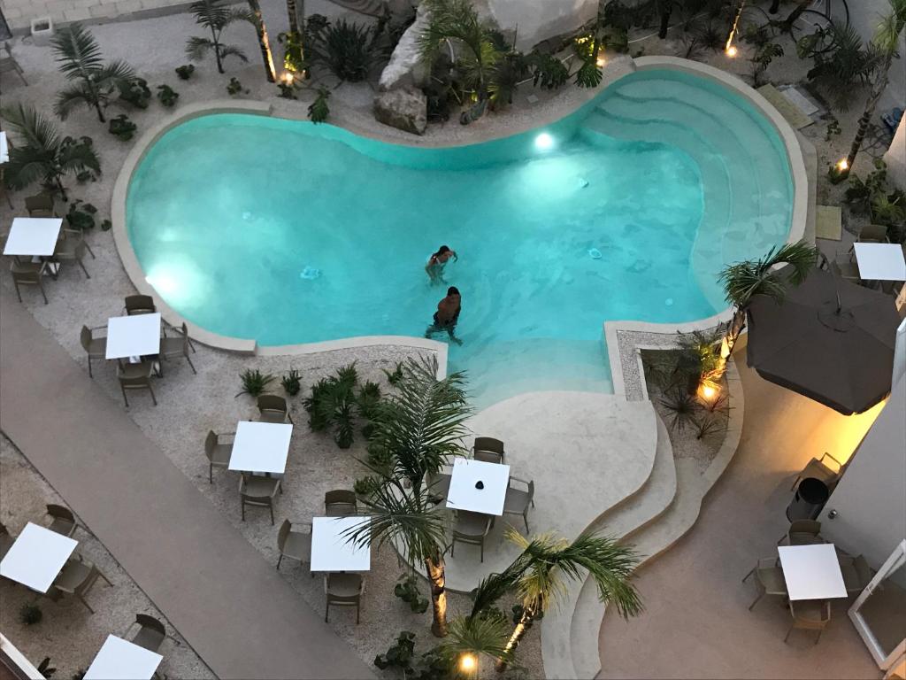 Piscina di Le Cale Camera Privata in Residence o nelle vicinanze