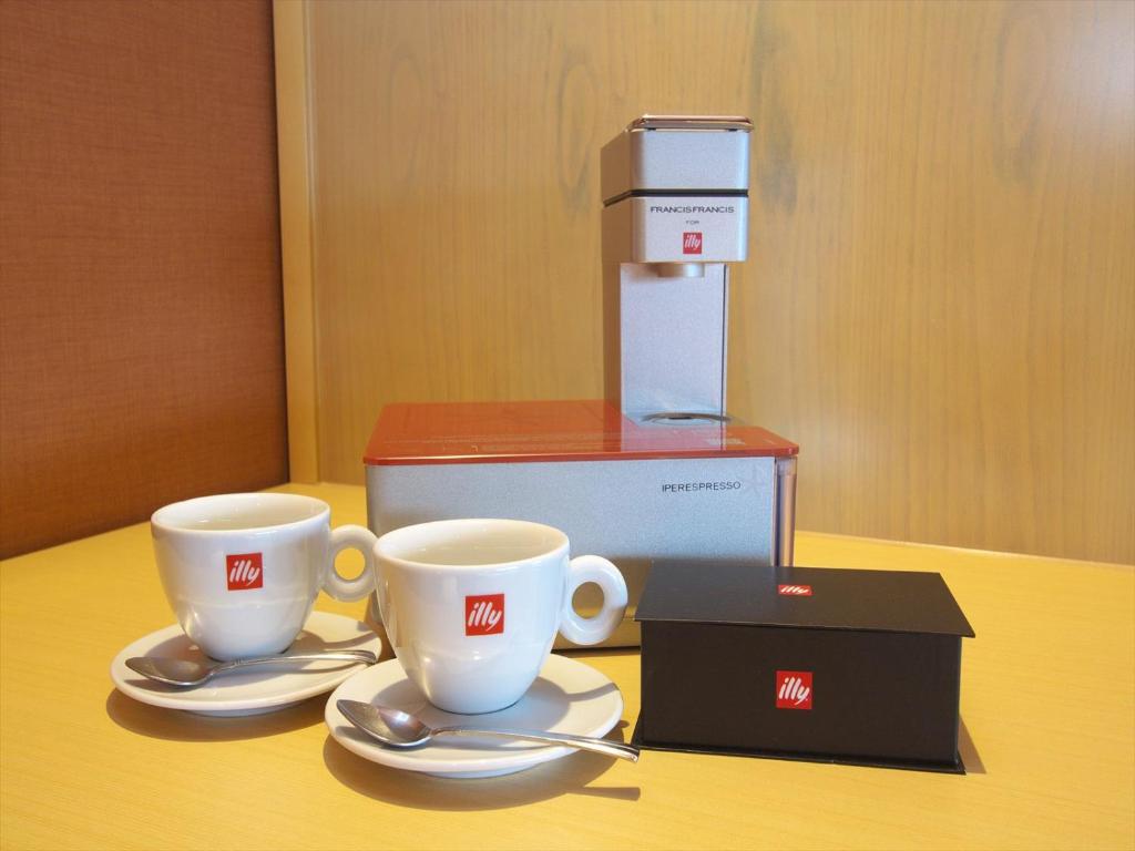 Příslušenství pro přípravu čaje a kávy v ubytování Hakone Yuyado Zen