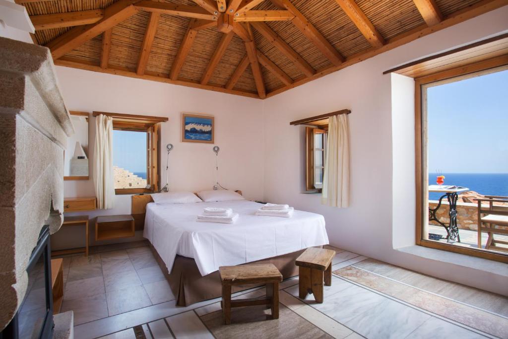 Postel nebo postele na pokoji v ubytování Bastione Malvasia Hotel (ex New Malvasia)